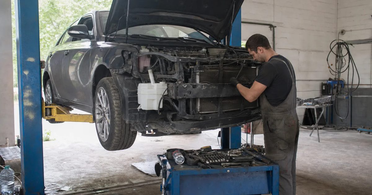 Автомобиль на плановом обслуживании в рабочем боксе